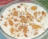 صورة لخطوة 6 من وصفة أرز باللبن بقطع المانجا وجيلي وصوص الفراولة وقطع بسكويت بوريو