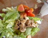 Foto del passaggio 1 della ricetta Insalata di feta pomodoro, cipolla e funghetti sotto olio