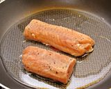 Serpenyőben sült lazac recept salátával recept fázis 4 fotója