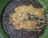 Foto langkah ke 3 dari resep Banana Moist Chocolate Cake.