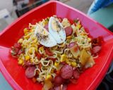 A picture of step 5 of Fried Instant noodles loaded with Sausages and vegies.