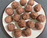 A picture of step 3 of Strawberry-chocolate protein balls.