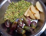 A picture of step 1 of Brinjal pavta Sabji.