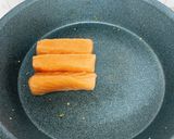 Hình bước làm 2 của món Cá hồi cháy sốt rượu - cam [Eat clean - Lose weight]