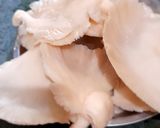 फ्राइड चिली ओएस्टर मशरूम (fried chilli oyster mushroom recipe in Hindi) रेसिपी चरण 1 फोटो