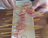 Foto del paso 1 de la receta: Pastas con salchichas en salsa de tomate
