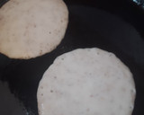 Foto del paso 3 de la receta: Pan plano de arroz cocido con semillas en sartén (sin gluten)