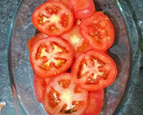 Foto del paso 1 de la receta: Tomates con huevos, cebollas y atún con costra de queso