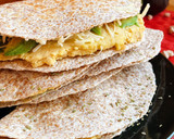 Foto del paso 2 de la receta: Quesadilla de hummus y aguacate