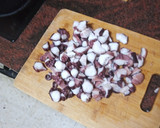 Foto del paso 1 de la receta: Pulpo al mojo hervido con papas cocidas con piel