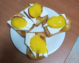 Foto del paso 3 de la receta: Tostas de mermelada de manga con queso fresco y chip de manga