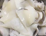 Hình bước làm 1 của món Mực Xào Cà Ri Sả Ớt 🦑