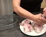 Foto del paso 1 de la receta: Merluza al horno con Gulas y Gambas