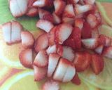Foto del paso 2 de la receta: Bizcocho de fresas con yogur!!