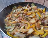 Foto del paso 4 de la receta: Salteado de vegetales y manzana🍎🧅🥯