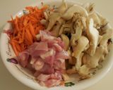 A picture of step 1 of Japanese Style Mixed Rice (鶏肉とキノコの炊き込みご飯).