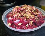 Hình bước làm 1 của món Nghé hấp bia cuốn rau cải