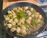 Une image de l'étape 15 de Saucisses allemandes aux poivrons verts, oignon et épices.