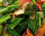 Foto langkah ke 4 dari resep Sawi Tumis #BikinRamadhanBerkesan #3.