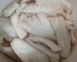 Foto langkah ke 2 dari resep Sup Sayur Jamur Ikan.