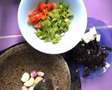 Foto langkah ke 1 dari resep Sop Jamur Kuping, Tahu dan Tulangan Ayam.