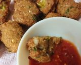 A picture of step 7 of Roti ke pakory ball.