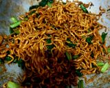 Foto langkah ke 3 dari resep Mie Goreng Sawi Hijau.