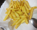 Foto del paso 1 de la receta: Huevos fritos con papas fritas y mortadela