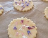 Foto del passaggio 4 della ricetta Frollini con petali di fiordaliso senza glutine