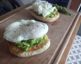 Foto del paso 3 de la receta: Huevo pochado sobre tostada con palta