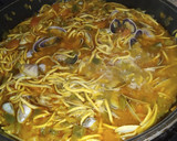 Foto del paso 3 de la receta: Fideos con gulas, gambas y almejas