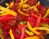 Une image de l'étape 2 de Poêlée de poivrons aux pois chiches et chorizo.