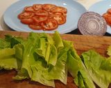 Foto del paso 3 de la receta: Carpaccio de Tomate Pera y Corazones de Romana con Cebolla Dulce de Fuentes y Vinagreta de Moscatel