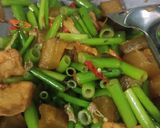 Foto langkah ke 4 dari resep Oseng Cecek dan Kembang Bawang.