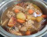 Foto langkah ke 5 dari resep Ayam kecap dengan sayuran.