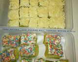 Foto langkah ke 7 dari resep Cake Pandan Potong topping meisjes dan keju.