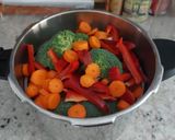 Foto del paso 2 de la receta: Verduras 🥦🧅🥕🥔🥒 al Vapor en Olla Rápida