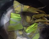 Foto langkah ke 4 dari resep Bacang Ketan (Rebus Mejikom).