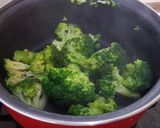Lapcsánkába töltött csirkemell párolt brokkolival recept fázis 3 fotója