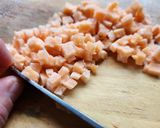 Foto del paso 2 de la receta: Timbal de salmón y camarones con salsa de camarones