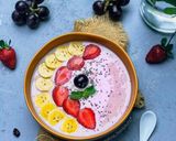 Foto langkah ke 2 dari resep Banana Strawberry Smoothies Bowl.