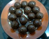 A picture of step 6 of Dates nuts chocolate balls.