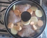 Foto del paso 2 de la receta: Muslos al romero en la essen con papas y batatas
