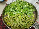 सुरती उंधीयु पुरी (Surti Undhiyu Puri Recipe In Marathi)