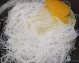 รูปขั้นตอนการทำที่ 3 ของ ราดหน้าเส้นหมี่ผัดไข่ใส่ลูกชิ้น,เห็ด,คะน้า#48