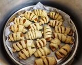 A picture of step 6 of Apple stuffed roll.