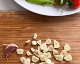 Foto del paso 3 de la receta: Bacalao skrei con gambones al ajillo, sobre cama de pimientos