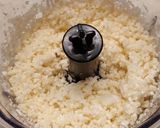 Foto del paso 1 de la receta: Quiche de jamón, muzzarella y roquefort con "masa" de coliflor