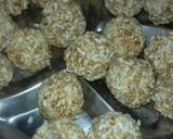 A picture of step 7 of Chuda aur laai ke laddu.