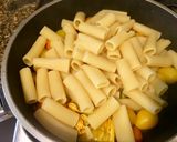 Foto del paso 5 de la receta: Rigatoni amarillos (tomatitos y flores de zucchini)